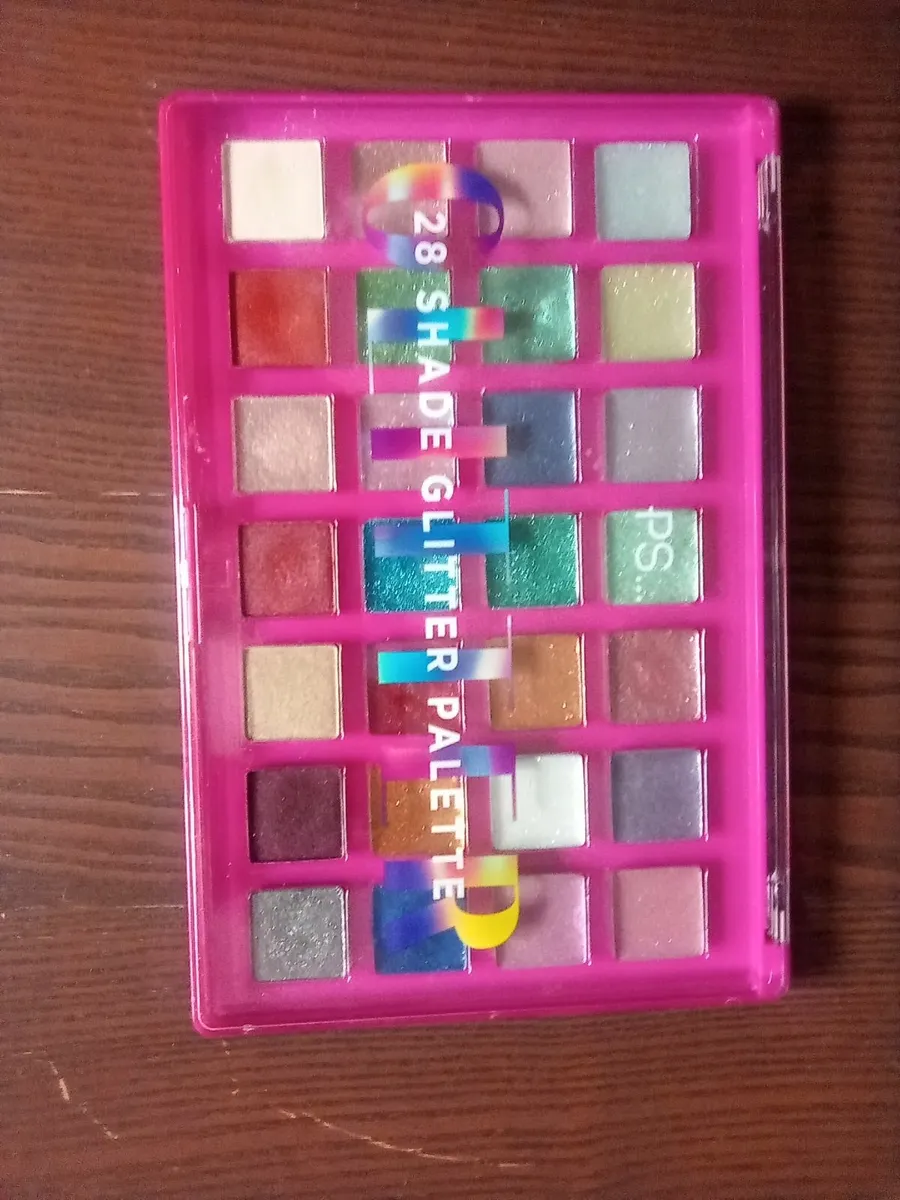 Ladies Makeup - Image 1