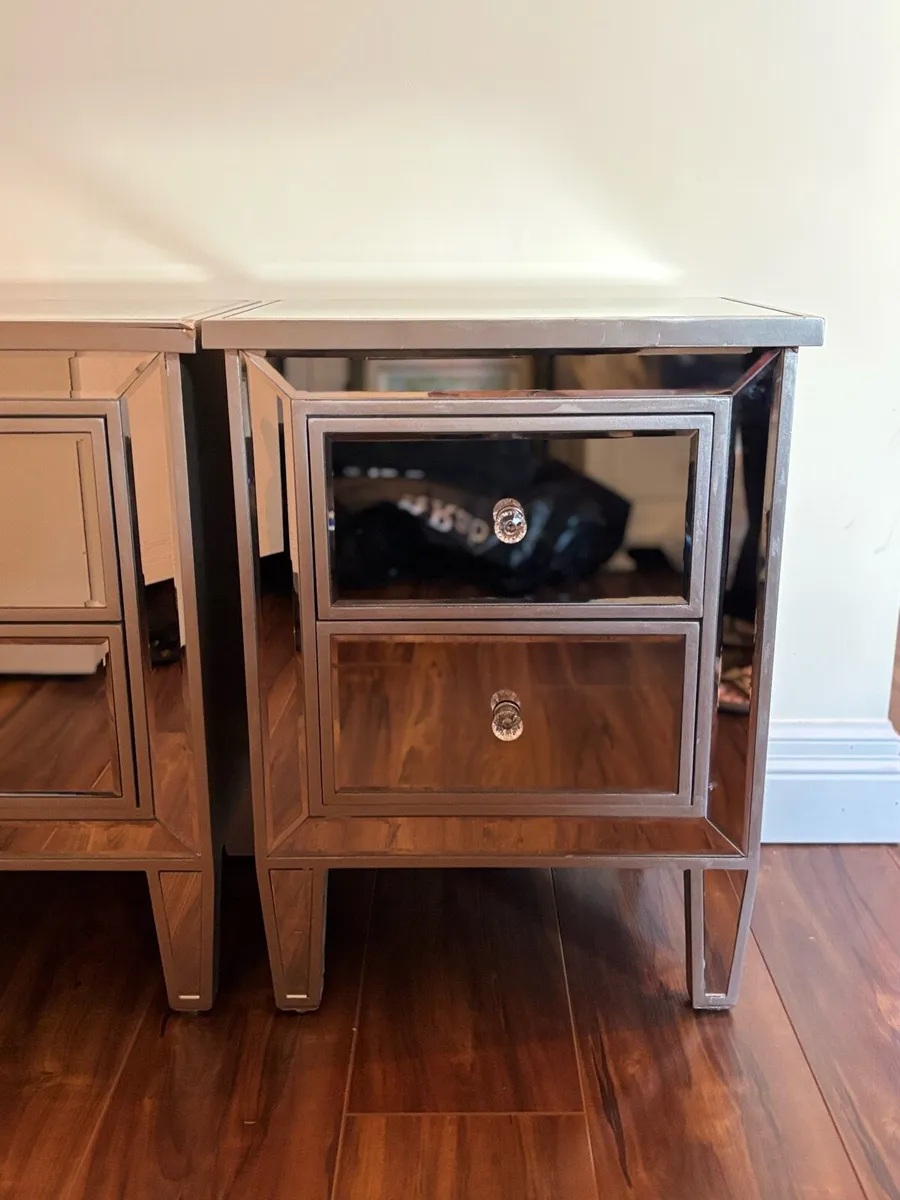 Mirrored Lockers | Vanity Table set - Image 3