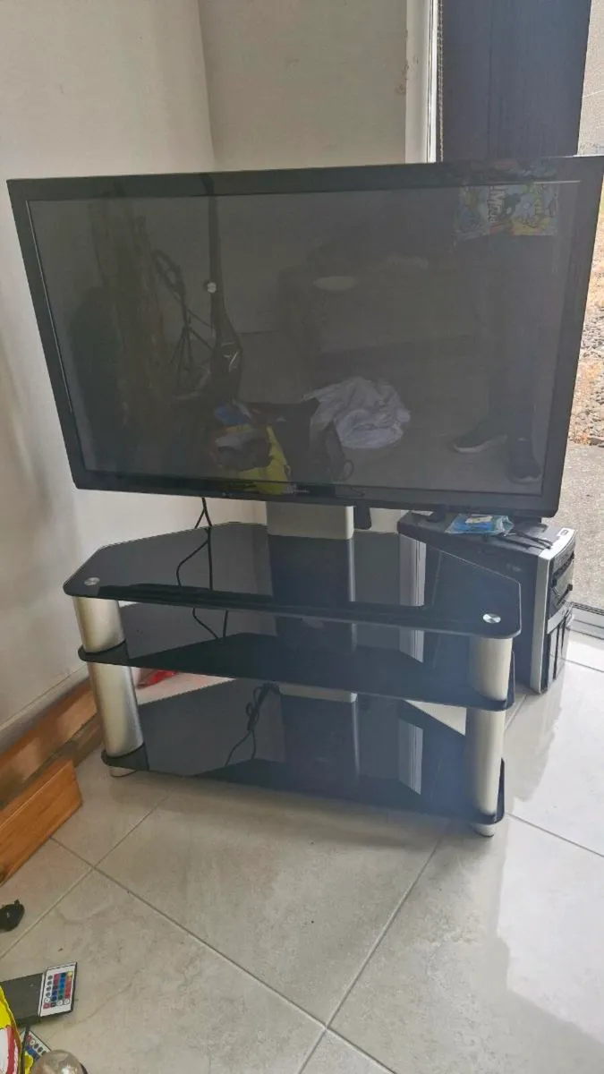 43" TV Panasonic with glass stand and base