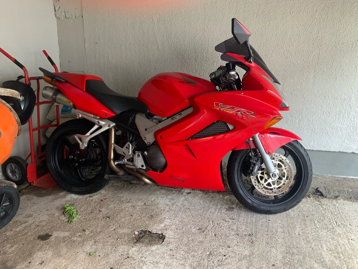 Honda VFR 800 - Image 1