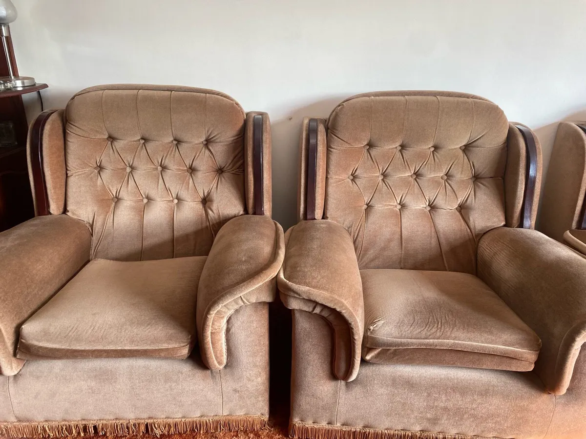 3 seater couch & 2 Arm Chairs - Image 1