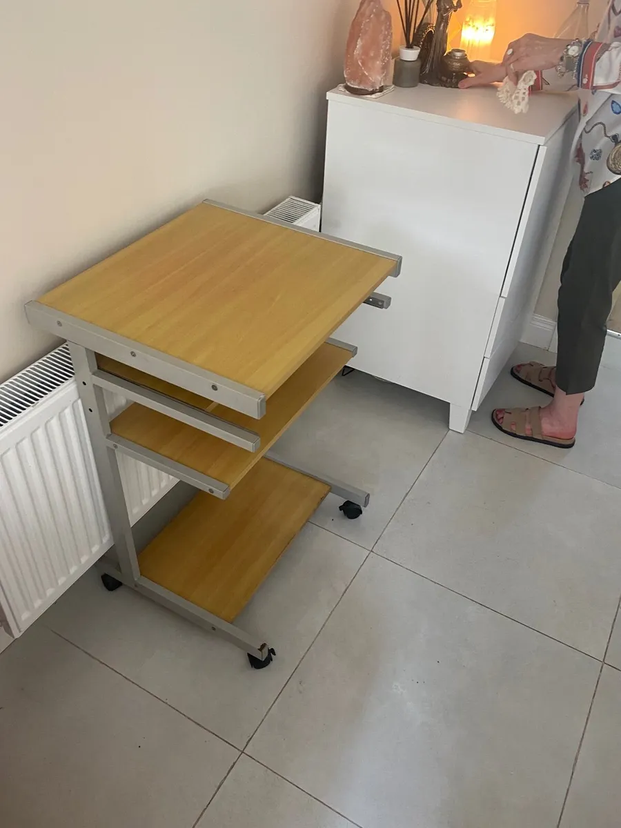 Computer desk - Image 1