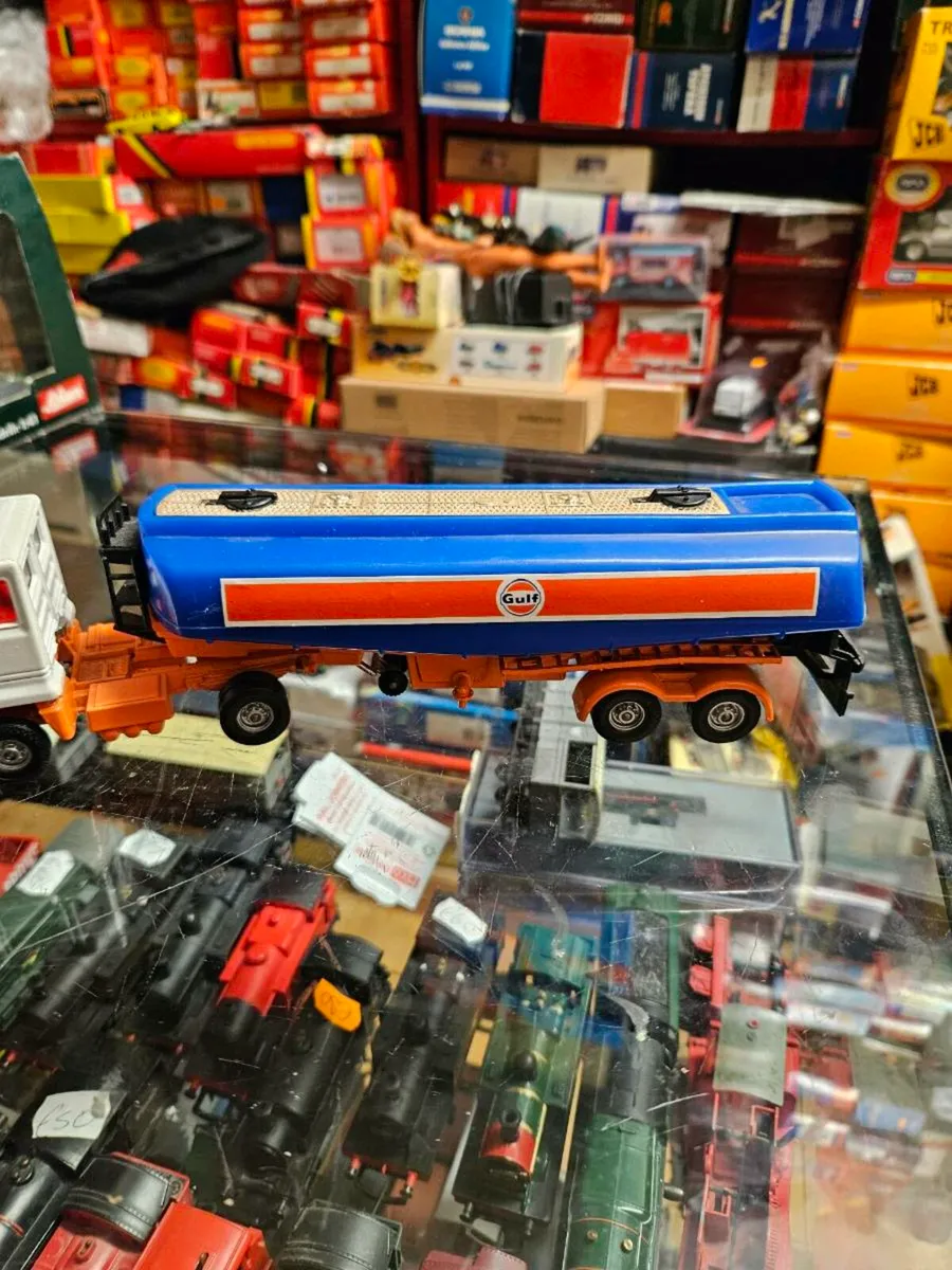Corgi Ford Tractor Unit and Gulf Tanker - Image 3