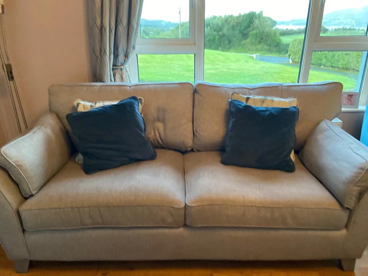 3 seater settee  and 2 accent armchairs - Image 1