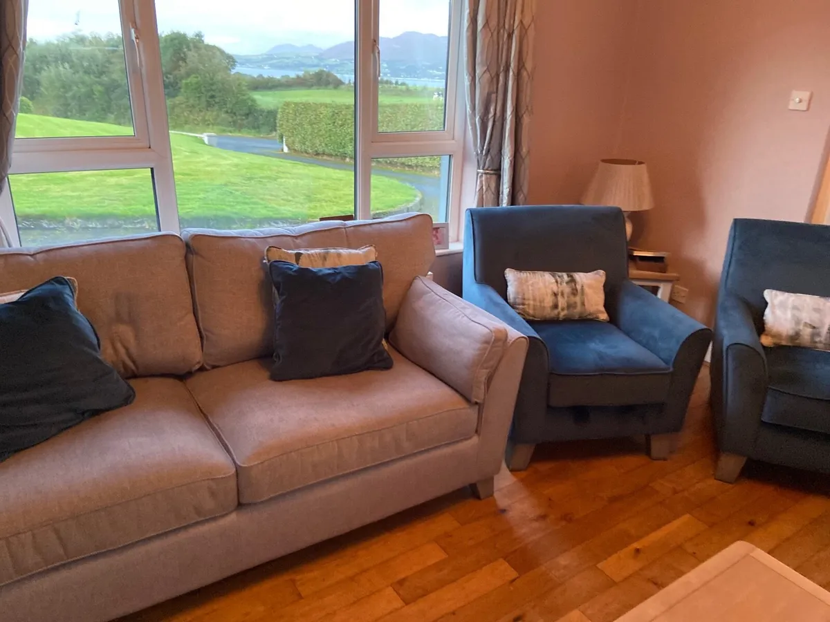 3 seater settee  and 2 accent armchairs - Image 3