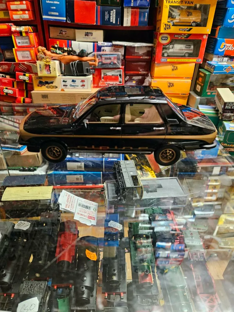 Corgi Otto Renault 12 Alpine Black 1.18 - Image 4