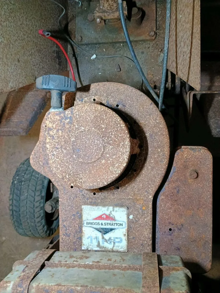 Ride on lawnmower engine - Image 1