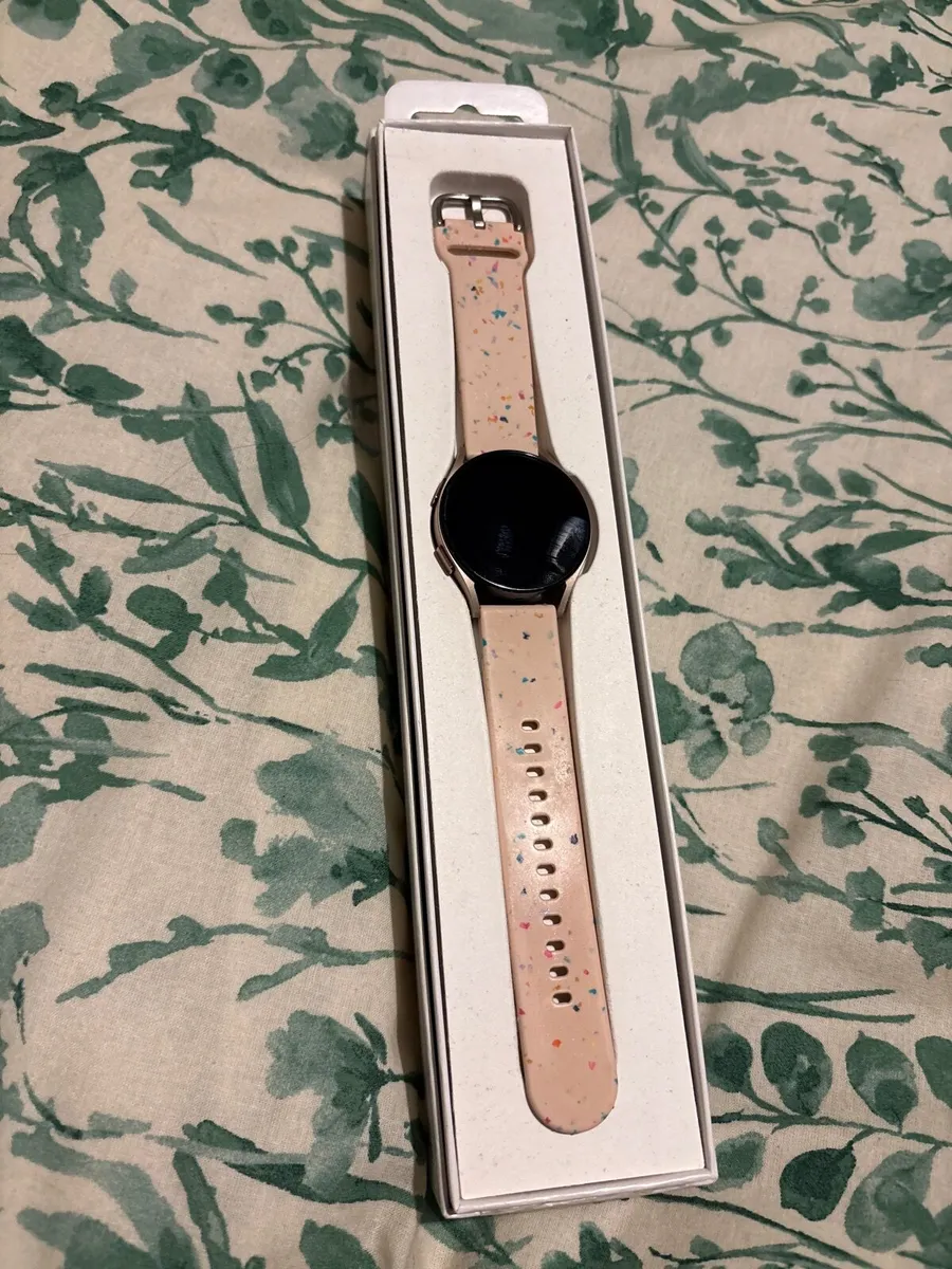 Samsung Galaxy Watch 4 - Image 1