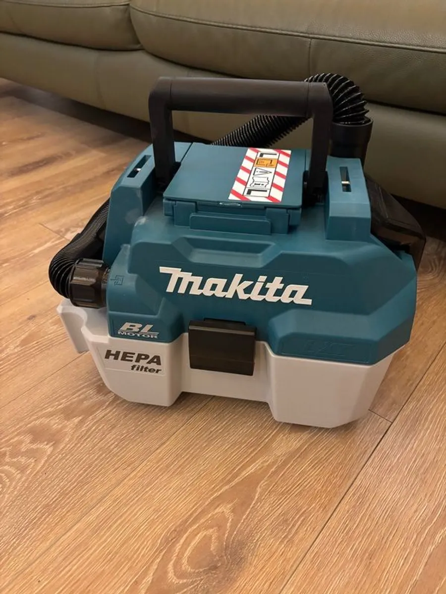 Makita DVC750L 18V Cordless Wet & Dry Vacuum Like New - Image 1