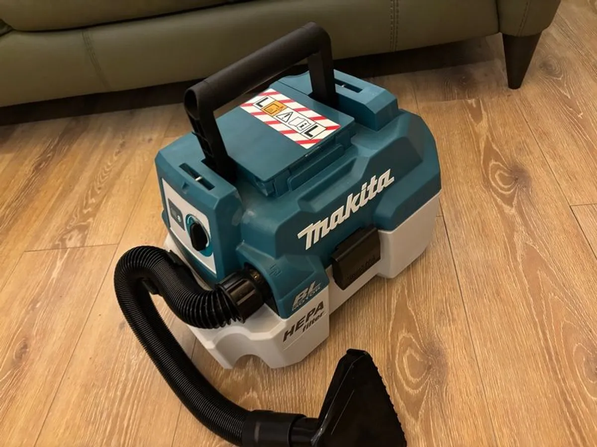 Makita DVC750L 18V Cordless Wet & Dry Vacuum Like New - Image 2