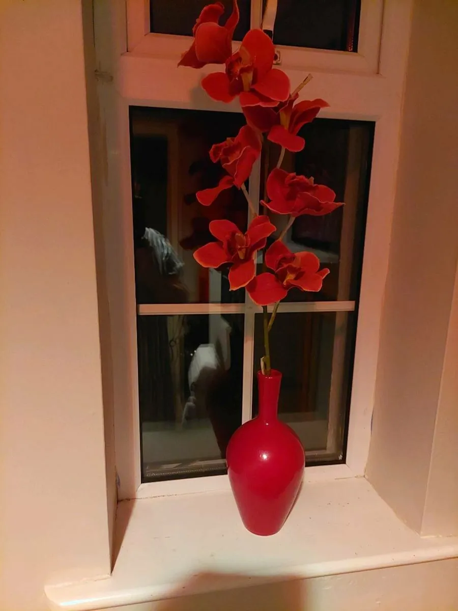 Pretty red vase with single artificial flower stem - Image 2