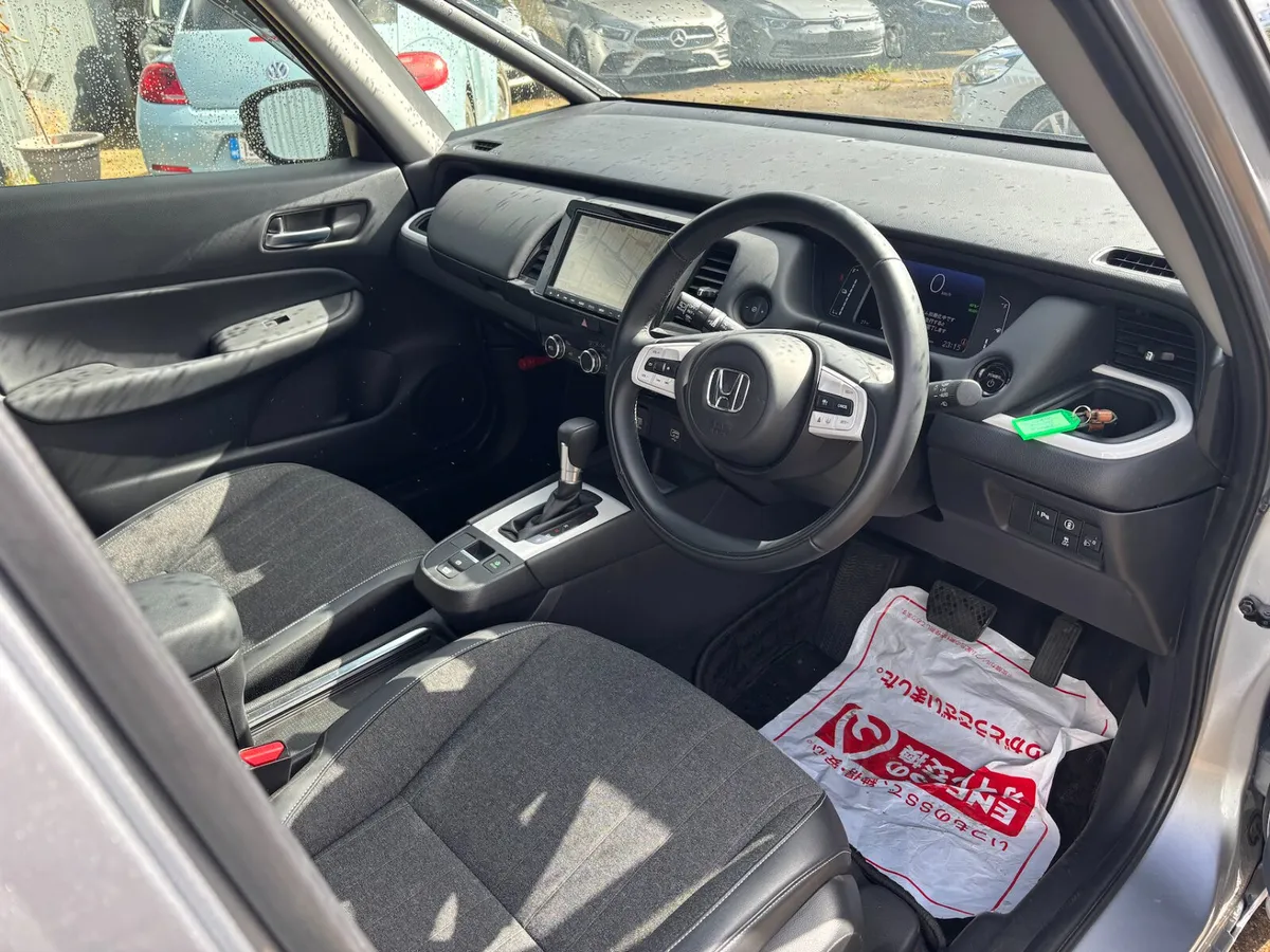 2020 Honda Fit e:HEV - Like-new with ultra-low mil - Image 4