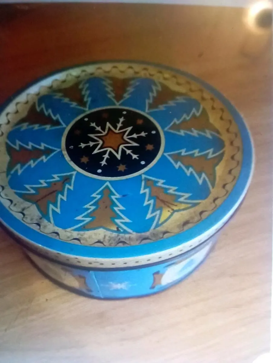 VINTAGE MACKINTOSH BLUE  CHRISTMAS   BISCUIT TIN - Image 1