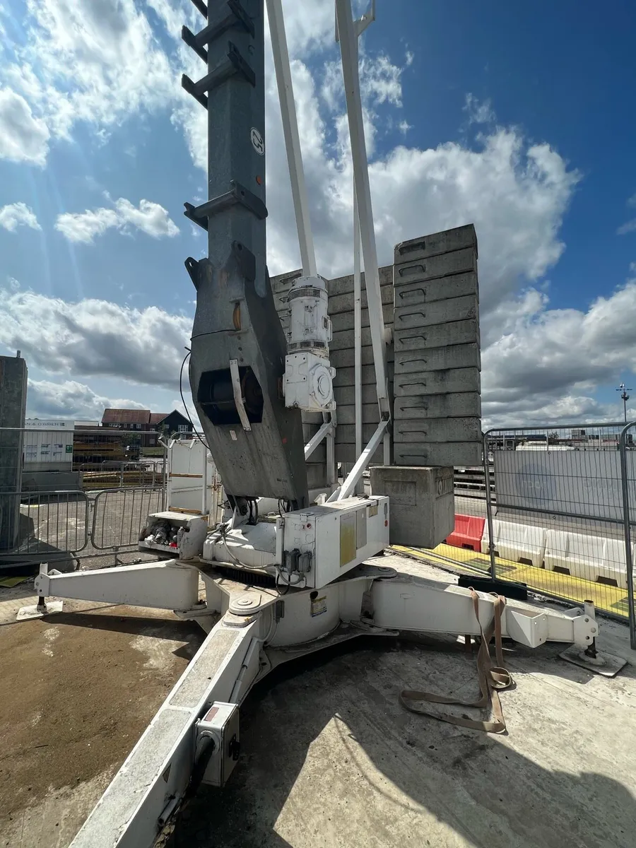 Self erecting tower crane - Image 1