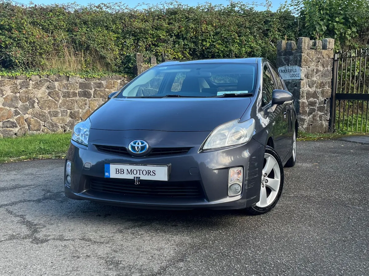 Toyota Prius 1.8 Hybrid Luxury - Image 2