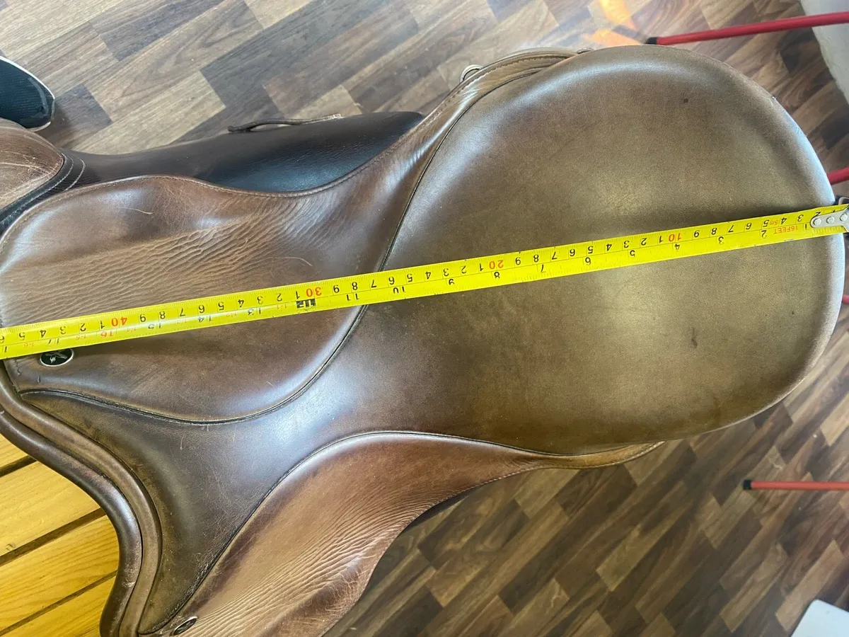 Falcon 17” WIDE Brown Leather saddle - Image 1