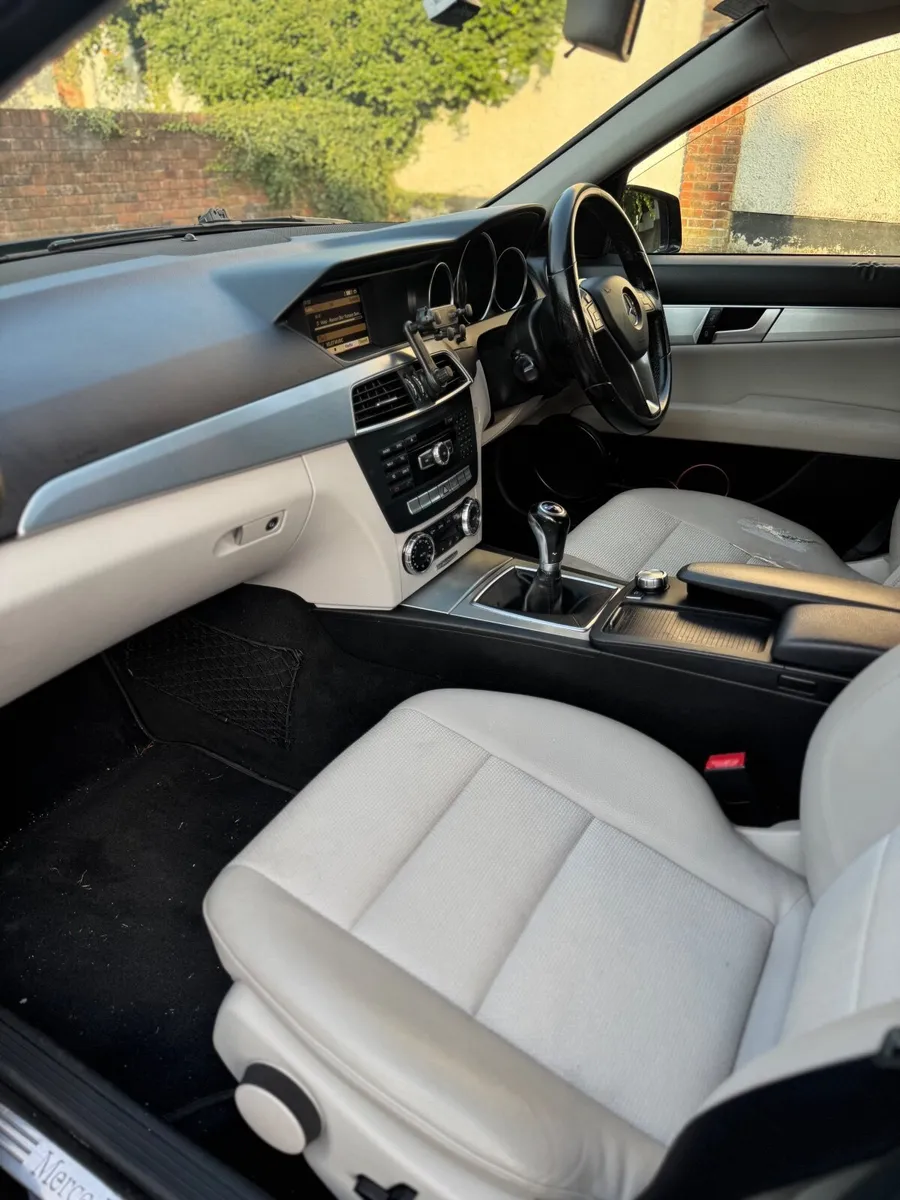 Mercedes-Benz C-Class 2011 - Image 3
