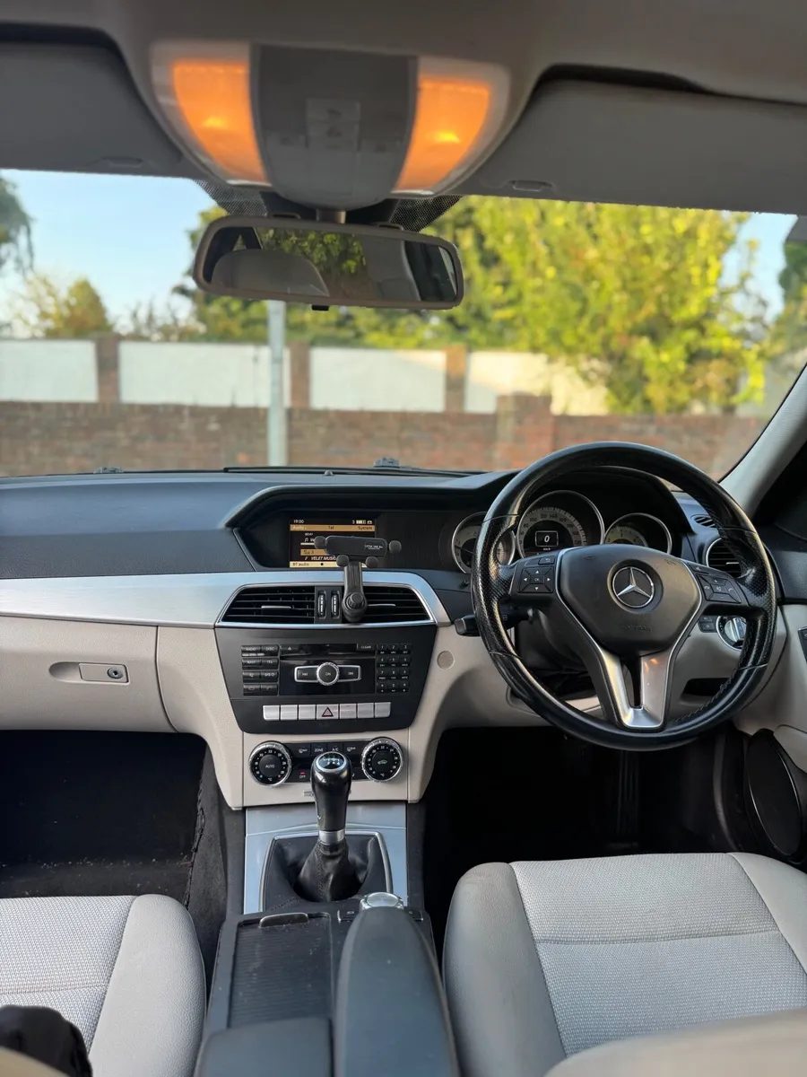 Mercedes-Benz C-Class 2011 - Image 4