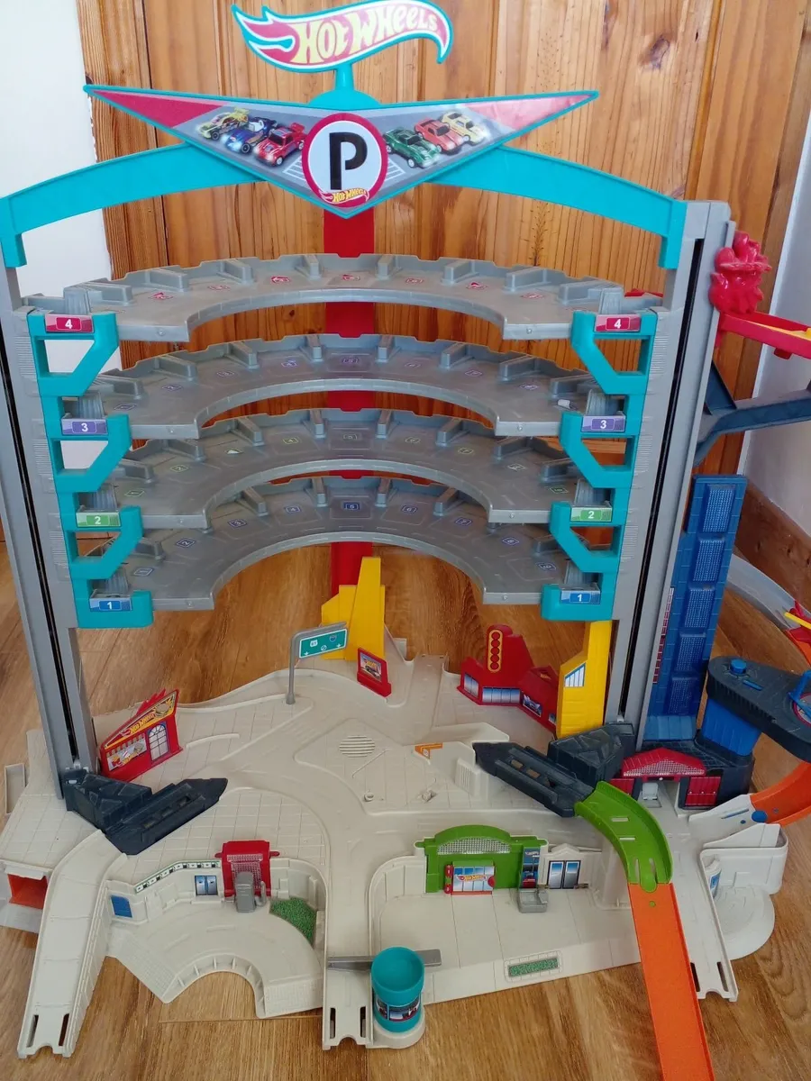 Hot Wheels Ultimate Garage Shark Attack Playset - Image 3