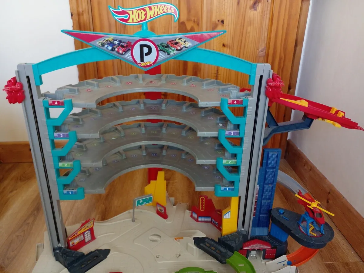 Hot Wheels Ultimate Garage Shark Attack Playset - Image 4
