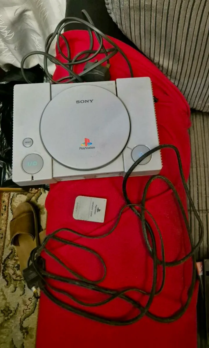 Playstion 1 + 22 Games - Image 1
