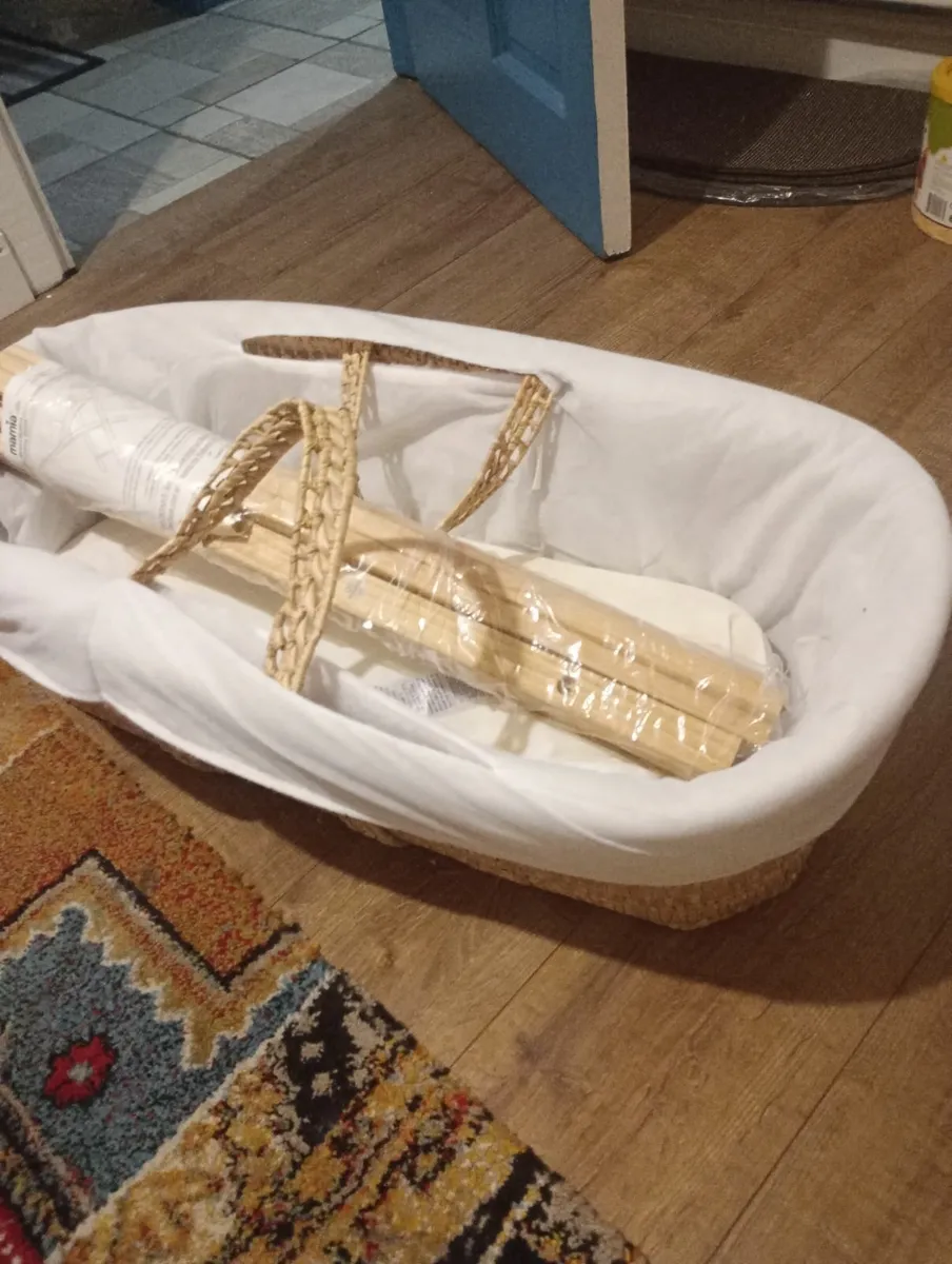 Moses Basket + Stand