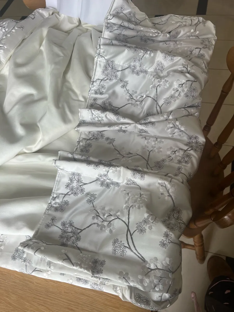 Curtains - Image 3