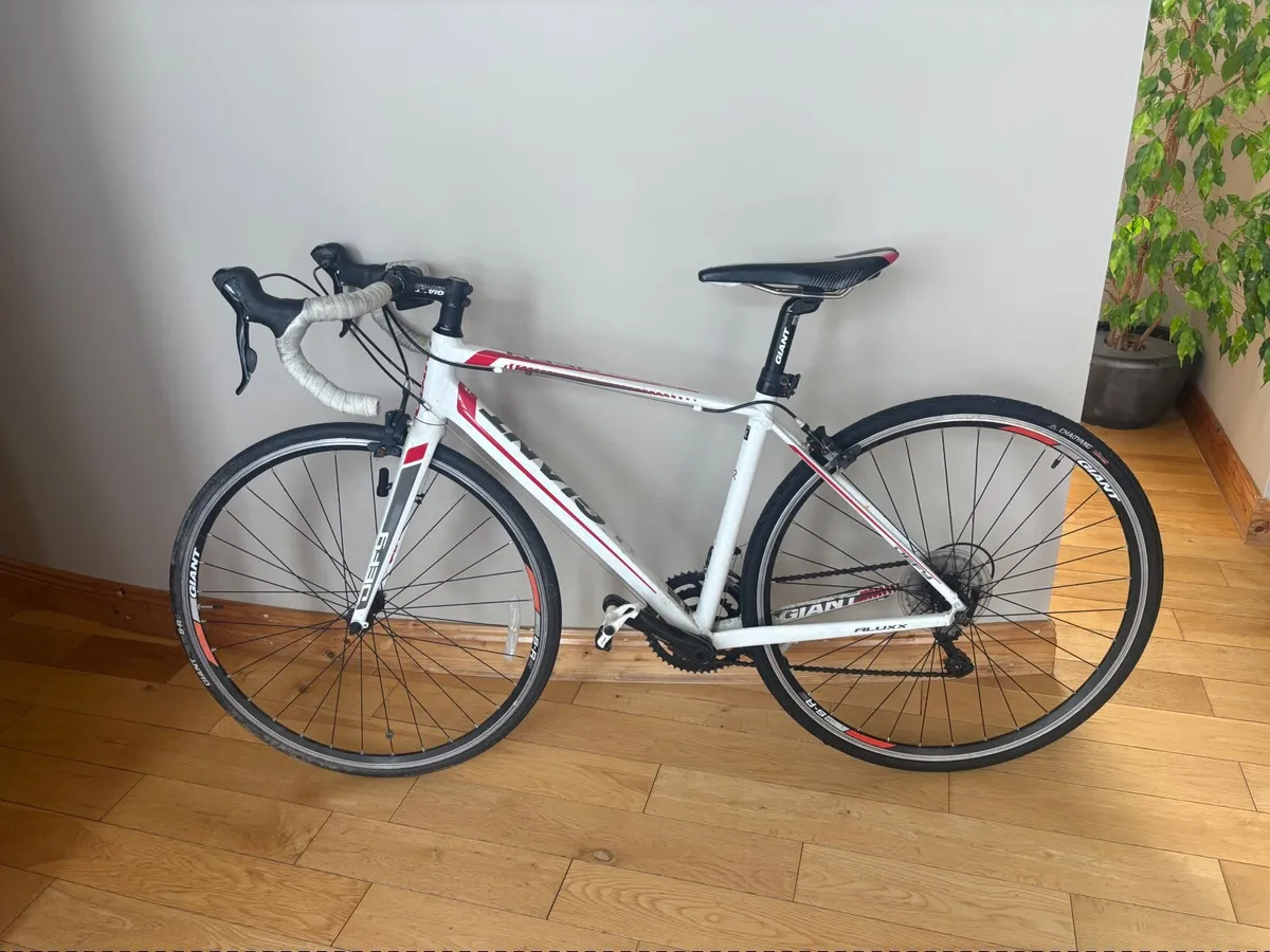 Giant defy 3 Road bike - Image 1