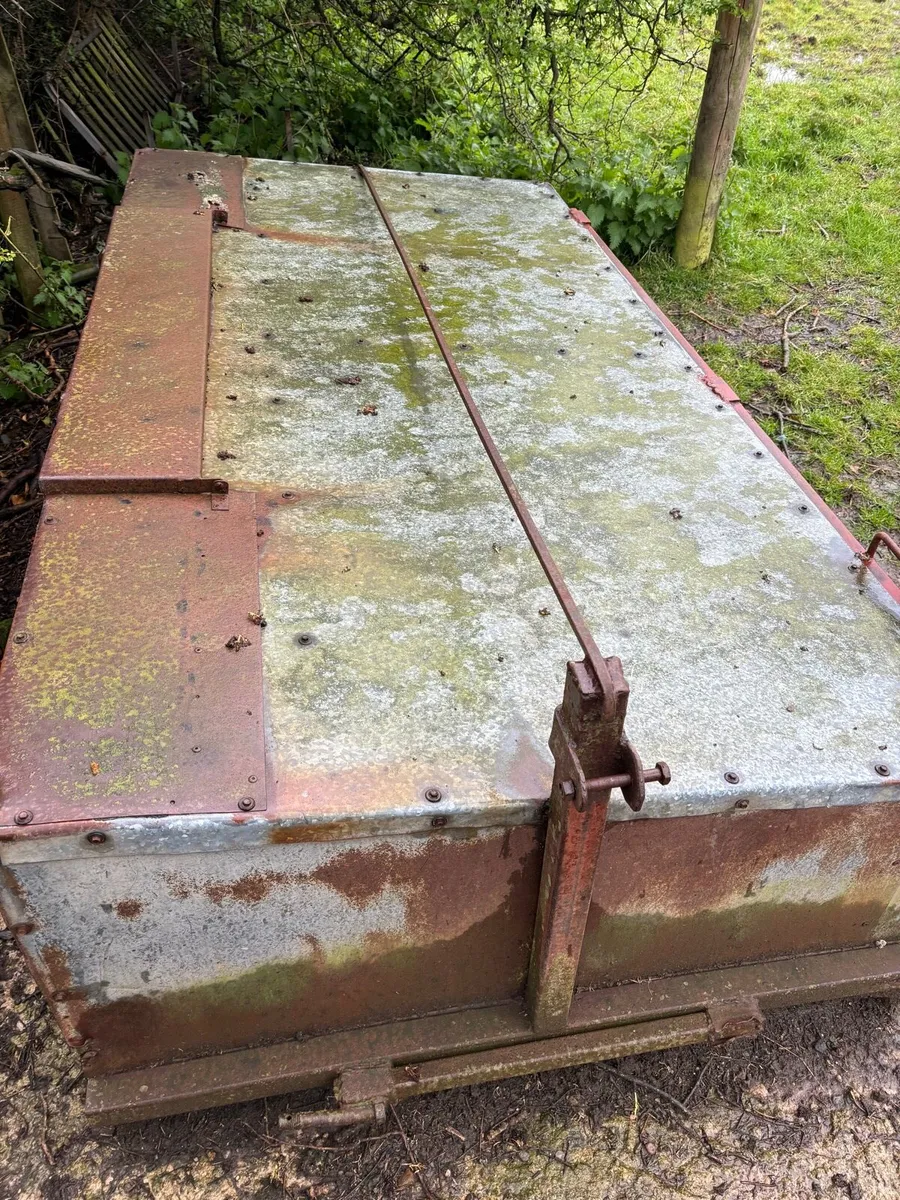 Two lamb creep feeders - Image 4