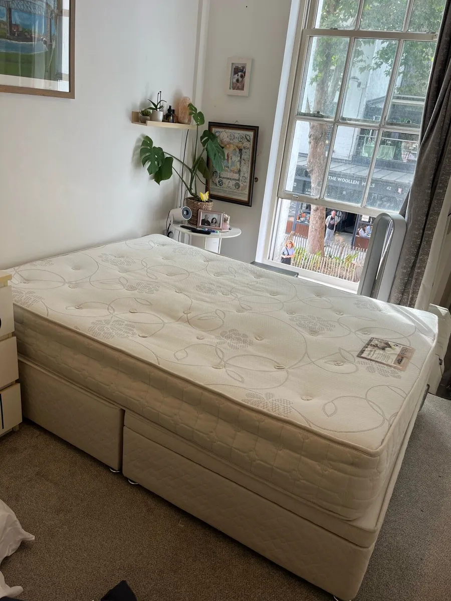 Double bed and mattress with half ottoman - Image 1