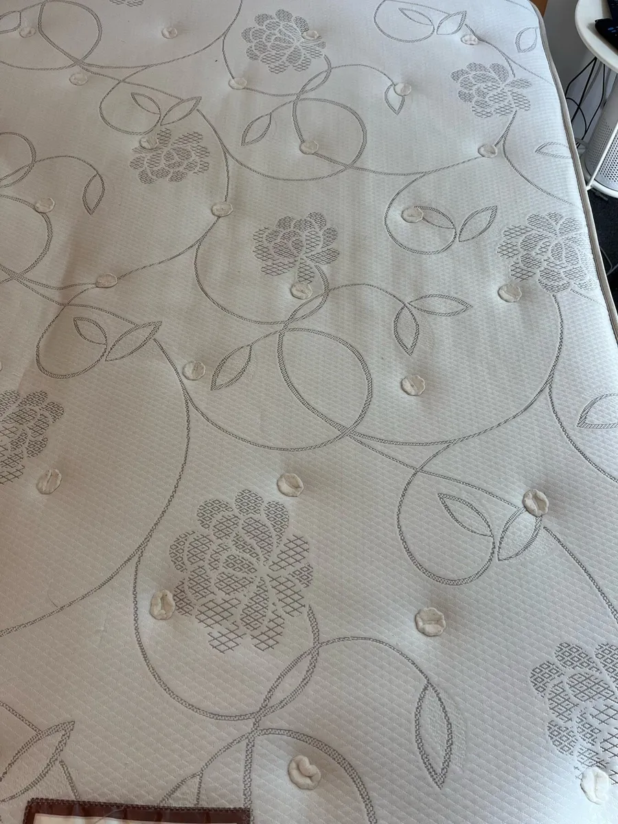 Double bed and mattress with half ottoman - Image 4