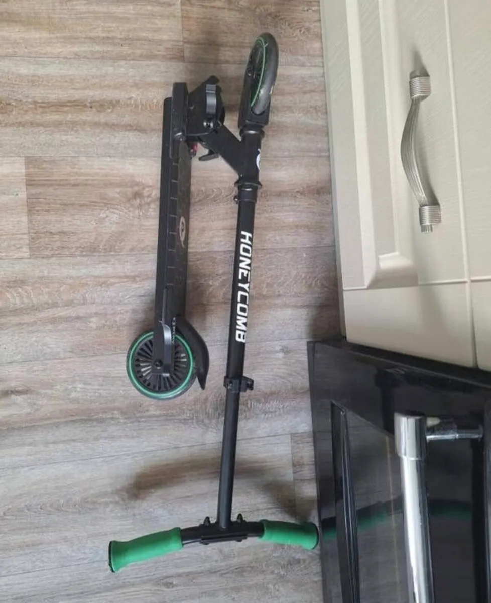 Q Play Honeycomb Folding Scooter Green - Image 2