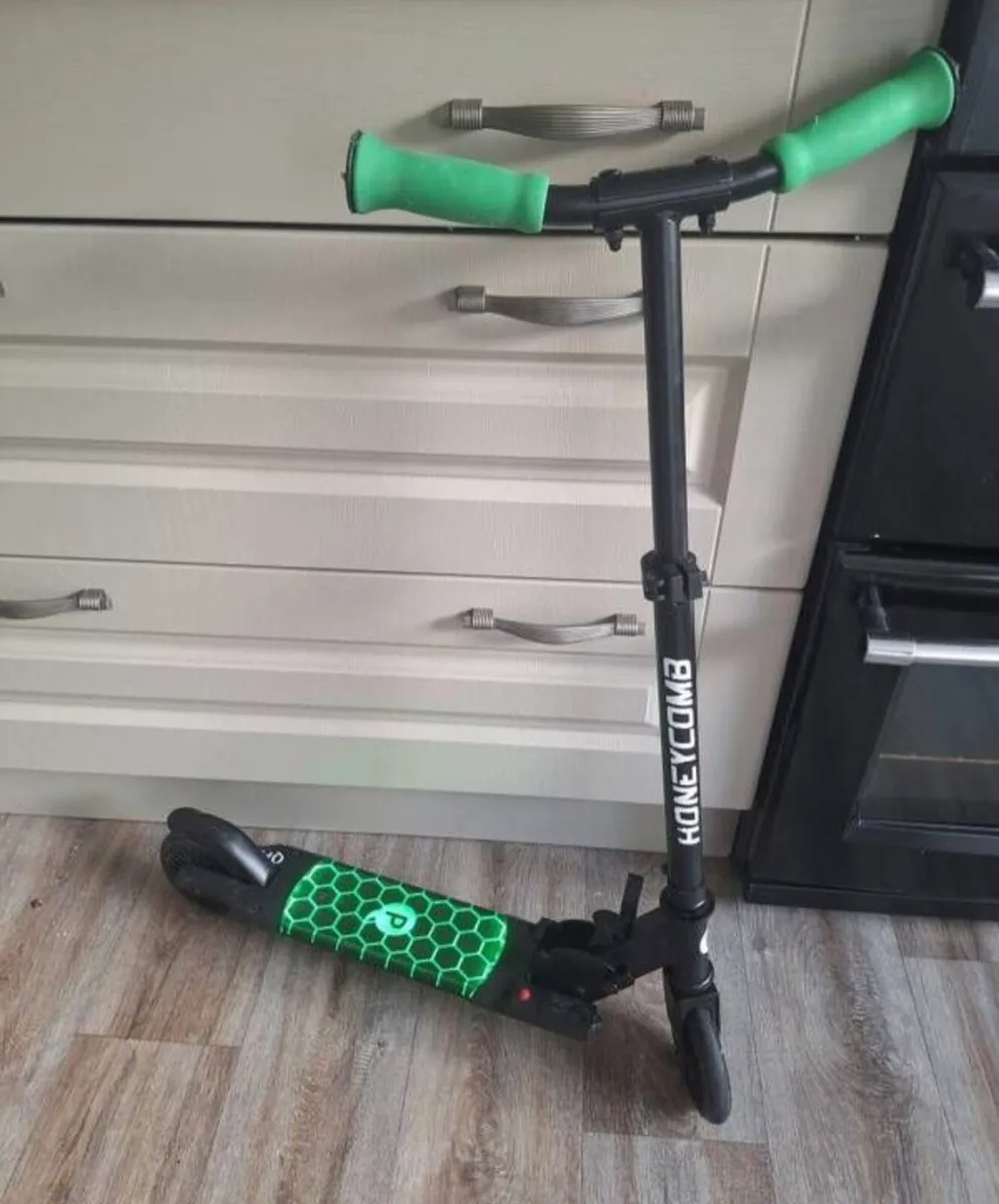 Q Play Honeycomb Folding Scooter Green - Image 1