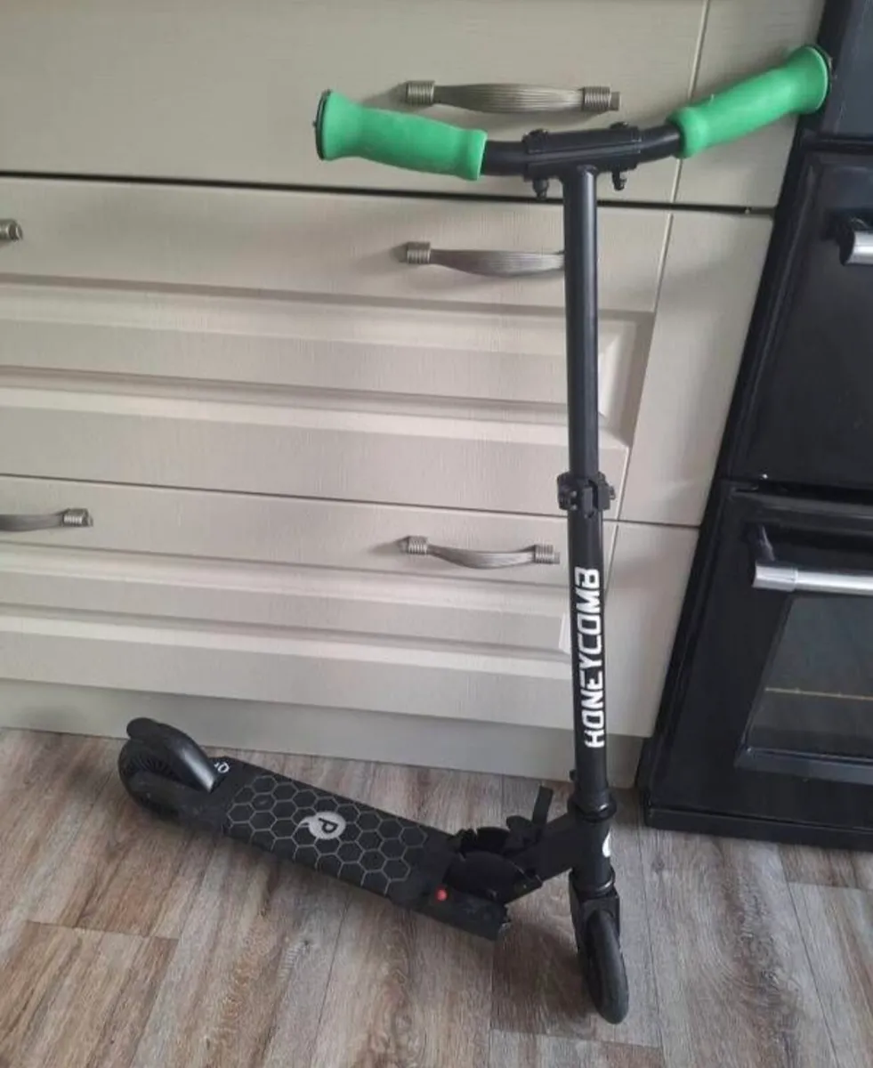 Q Play Honeycomb Folding Scooter Green - Image 3