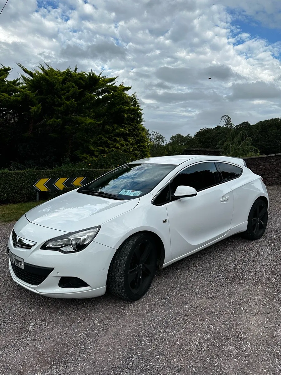 VAUXHALL ASTRA 1.6 I GTC TURBO SRI LOW MILLAGE - Image 1