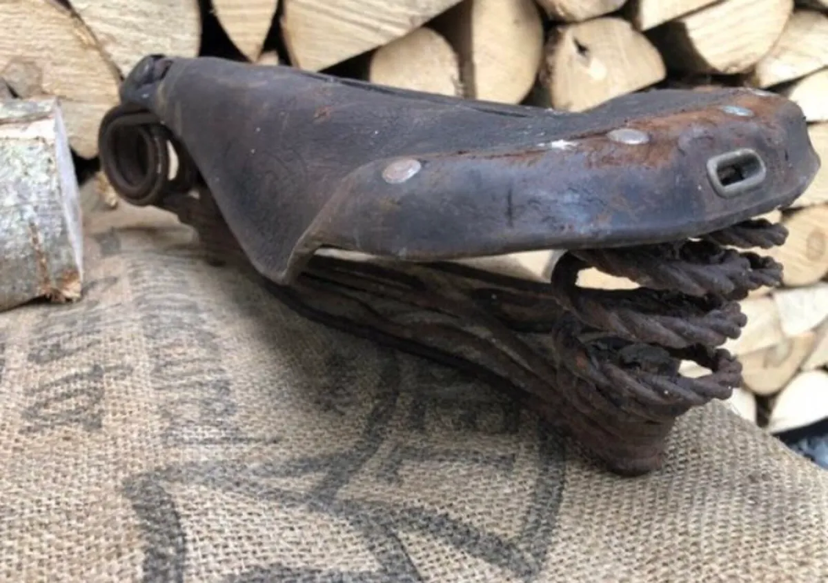 Vintage bike saddle - Image 3