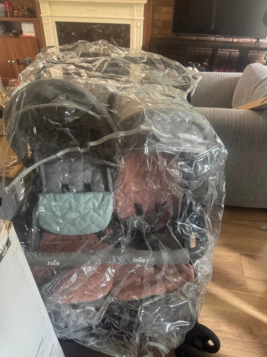 Joie Aire twin stroller, Like New - Image 3