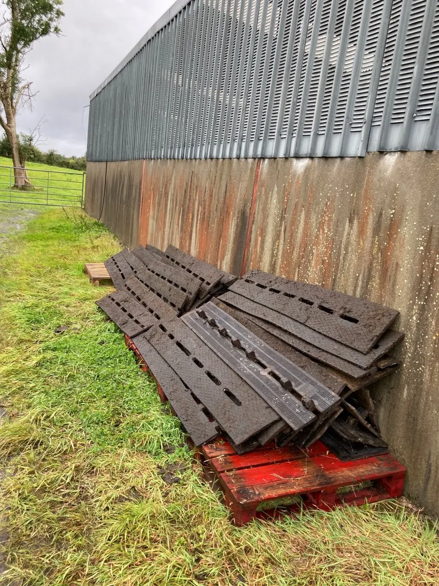 For sale Slat Mats and 12Ft 6 Concrete Slats - Image 1