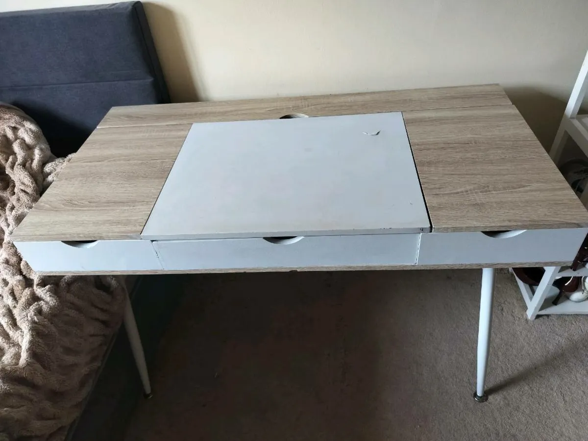 Office desk - Image 1
