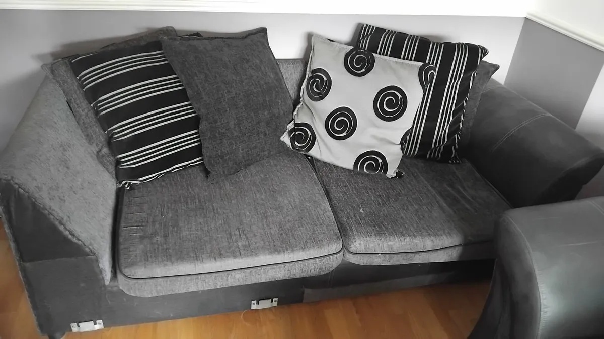 Couches - Image 4