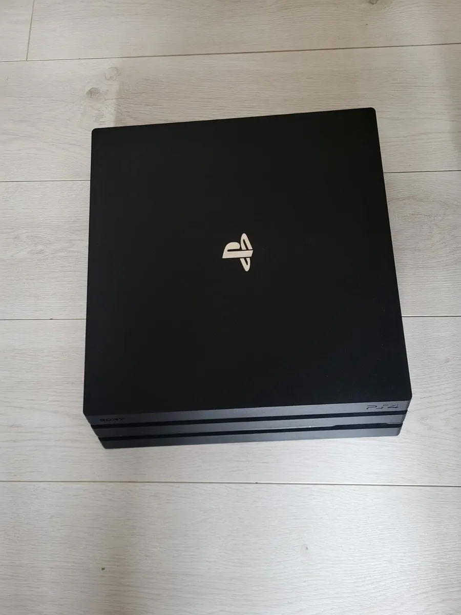 PS4 and 4 games - Image 1