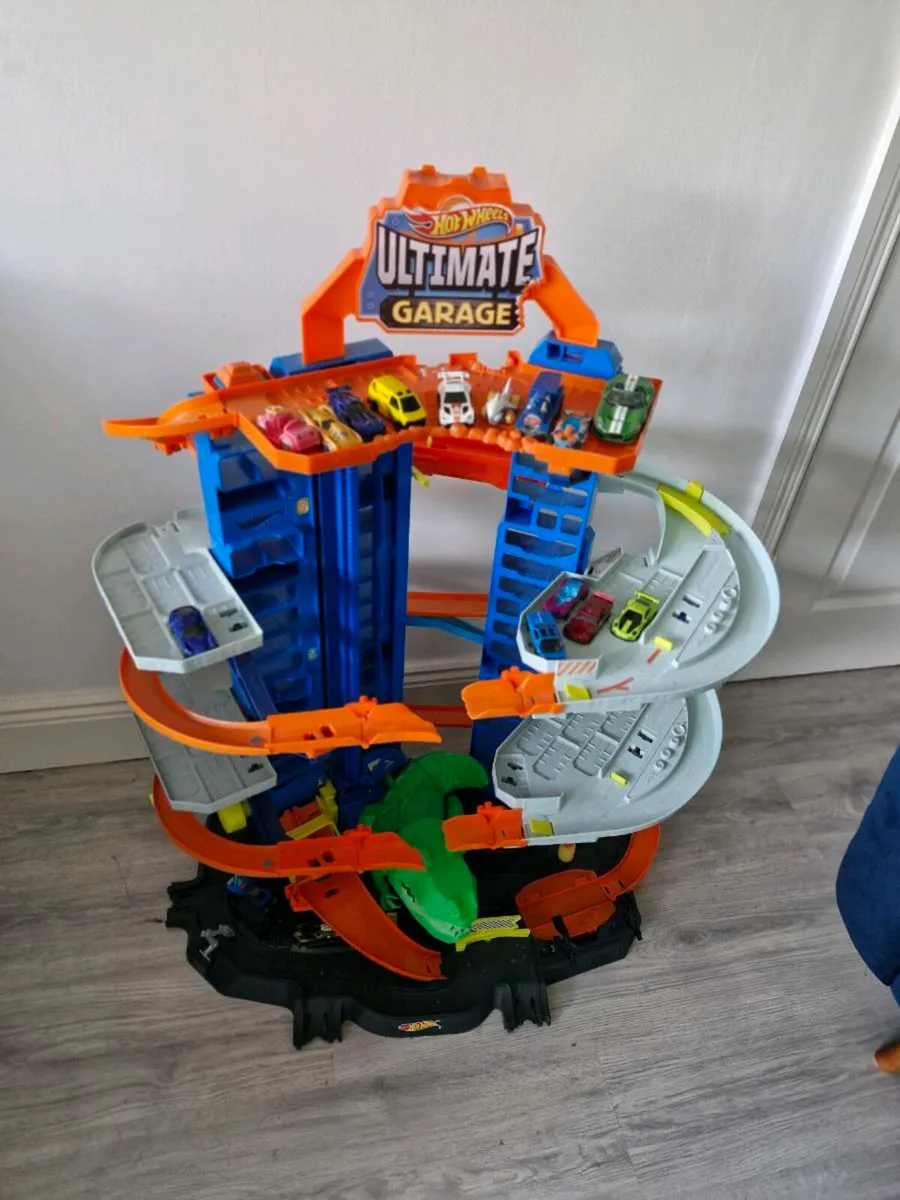 Hot Wheels Garage with 12 cars - Image 1