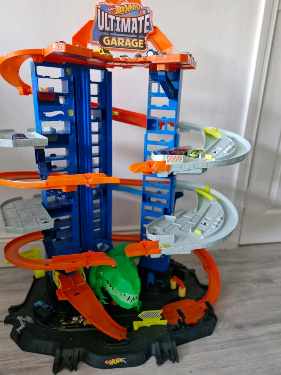 Hot Wheels Garage with 12 cars - Image 2