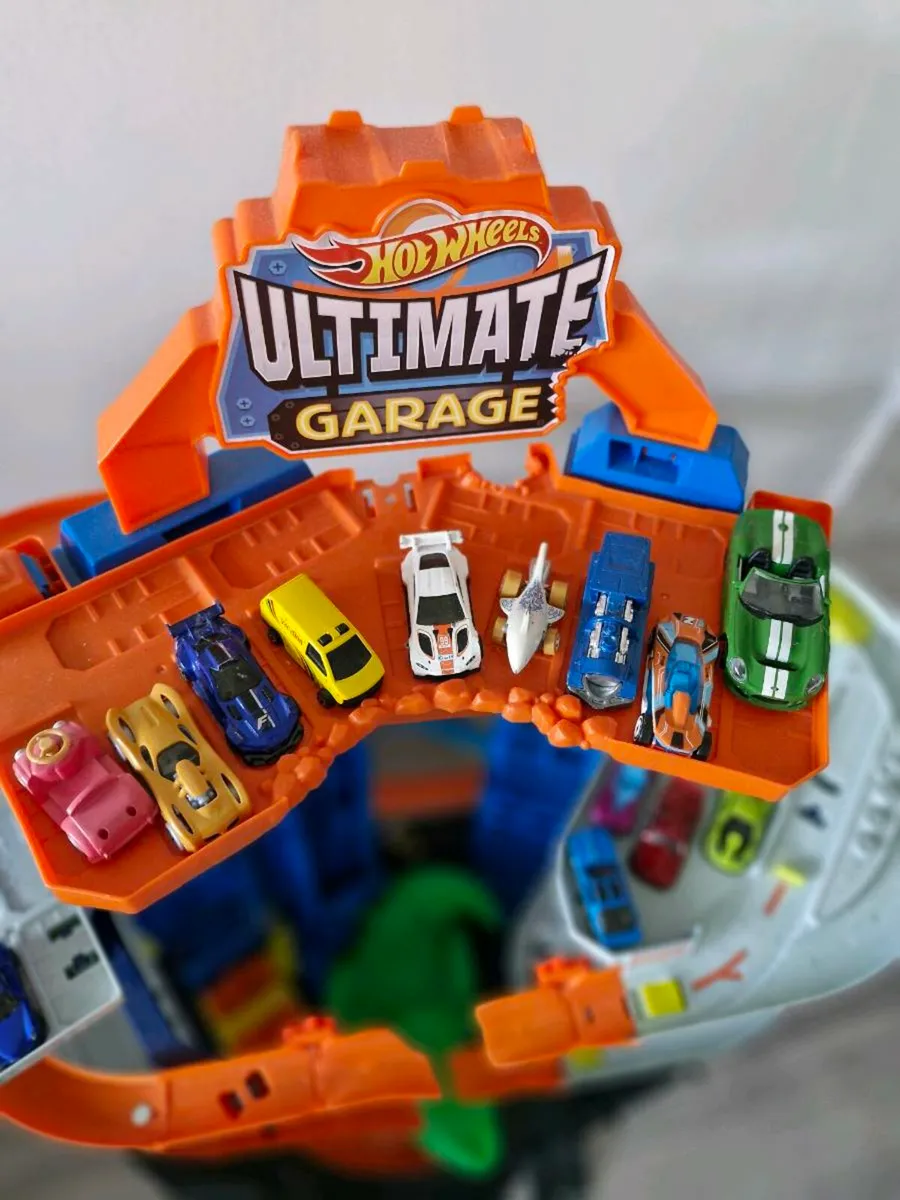 Hot Wheels Garage with 12 cars - Image 3
