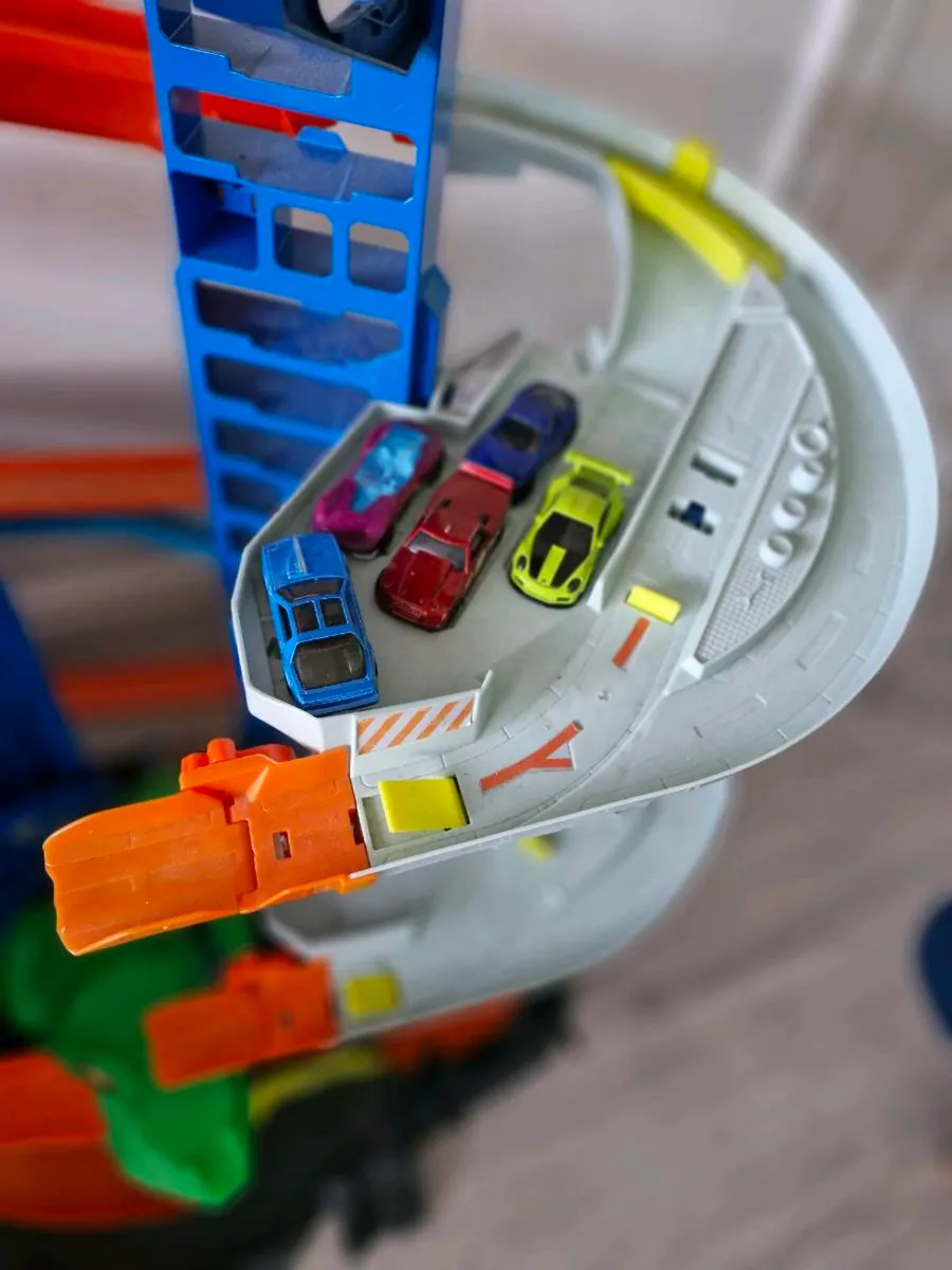 Hot Wheels Garage with 12 cars - Image 4