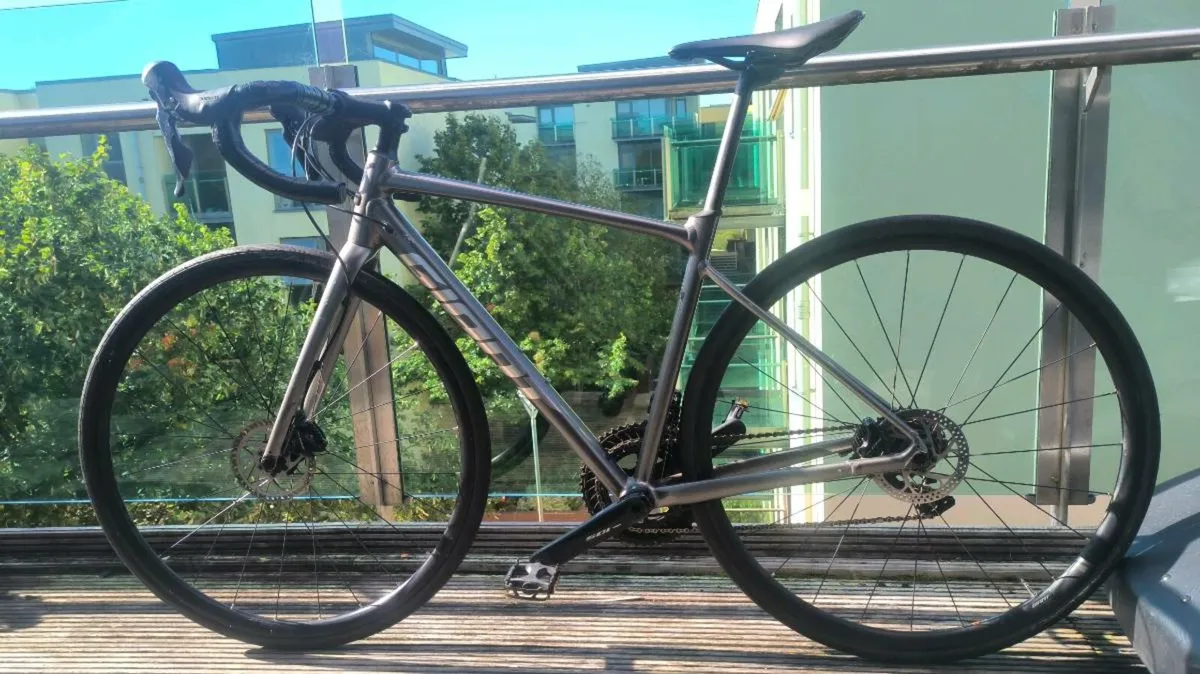 Giant Road Bike size S - Image 1