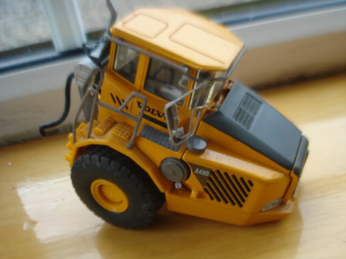 VOLVO DIECAST METAL MODEL WHEEL LOADER & CABS. - Image 3