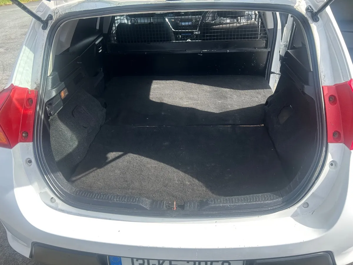 Toyota Auris 2013 - Image 2