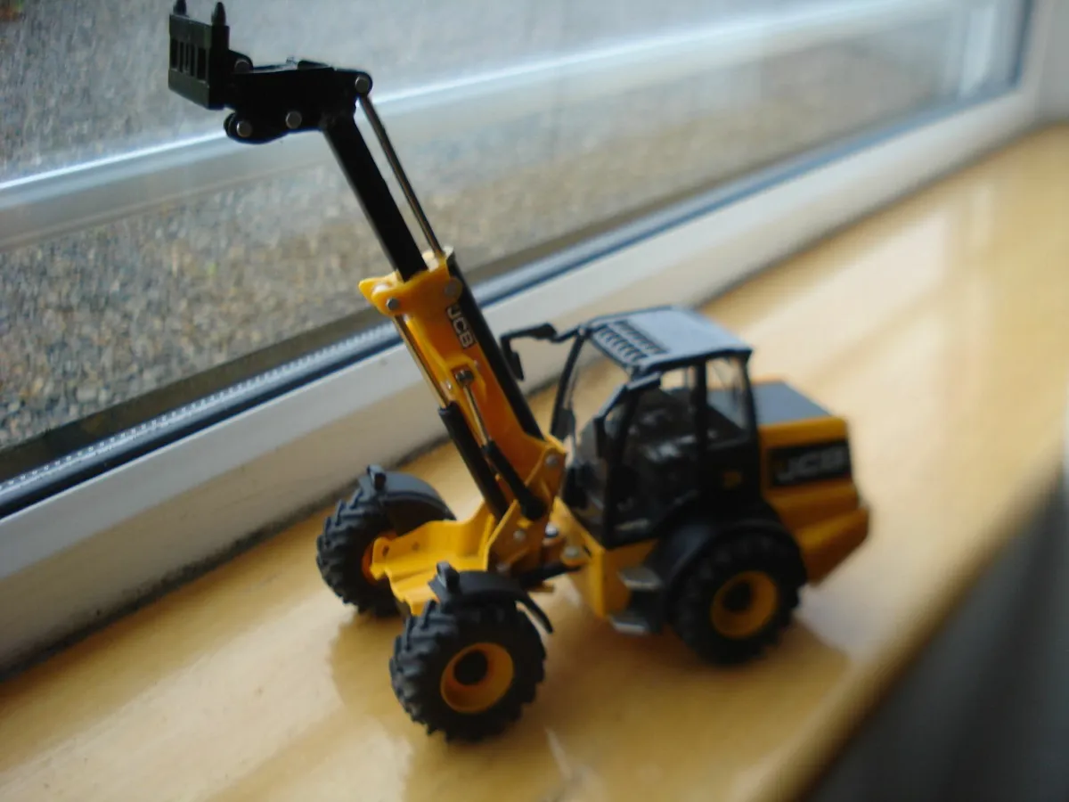BRITAINS ERTL DIECAST METAL JCB TM310. - Image 3