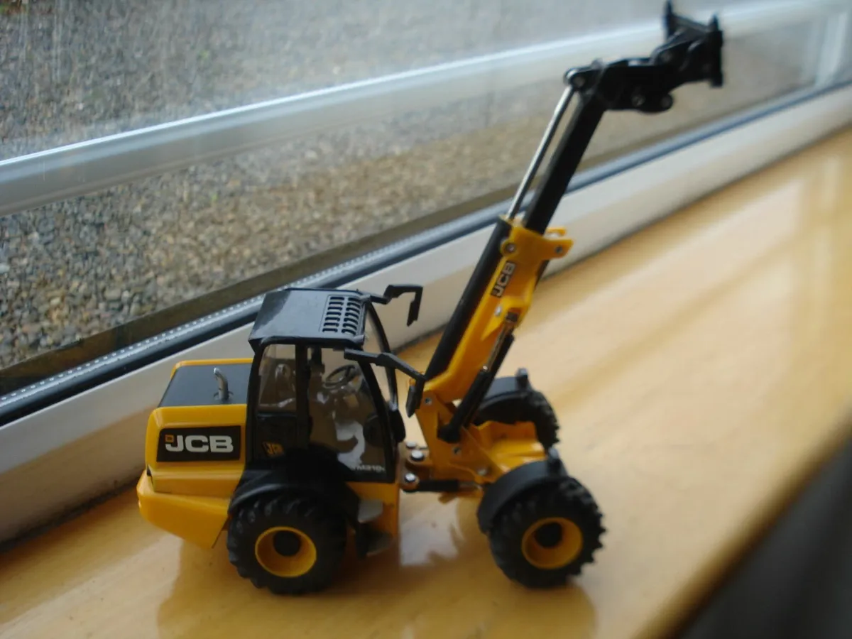 BRITAINS ERTL DIECAST METAL JCB TM310. - Image 4
